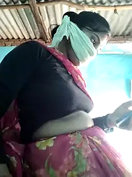 Snapshot of Hot-qwer chatting on 12.23.25 Hot-qwer online show from 12.23.25