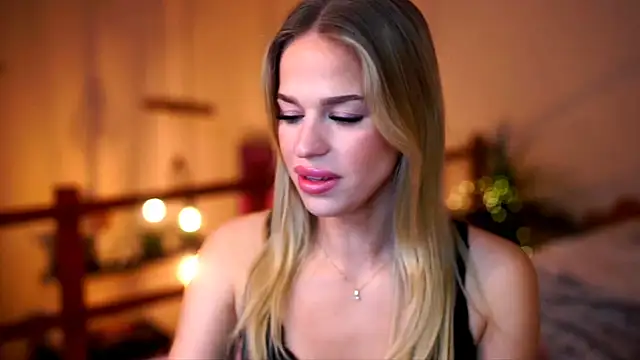 Snapshot of Emilyvanroessel chatting on 10.30.25 Emilyvanroessel online show from 10.30.25