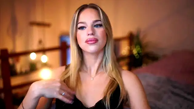 Snapshot of Emilyvanroessel chatting on 11.06.25 Emilyvanroessel online show from 11.06.25