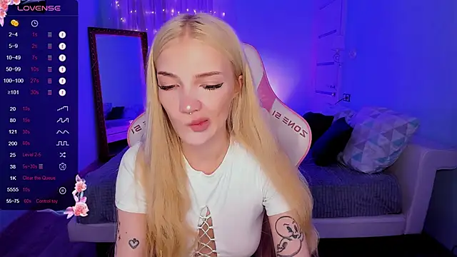 AnyaTaylor  online show from 10.22.25