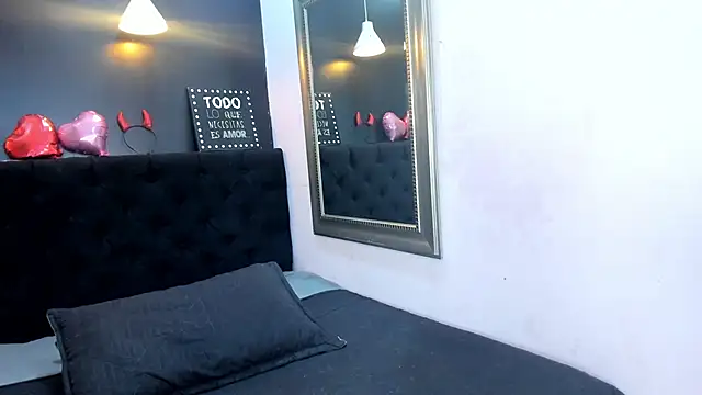 Snapshot of tiiny_emilly chatting on 10.02.25 tiiny emilly online show from 10.02.25