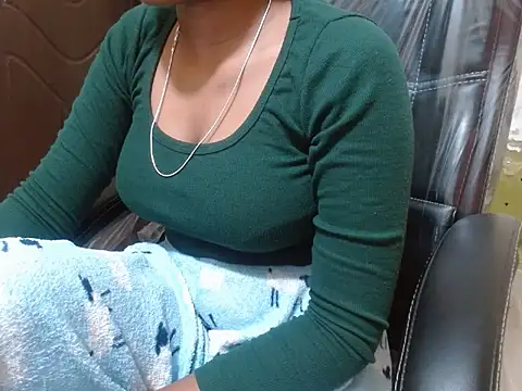 Snapshot of shallyji chatting on 10.30.25 shallyji online show from 10.30.25