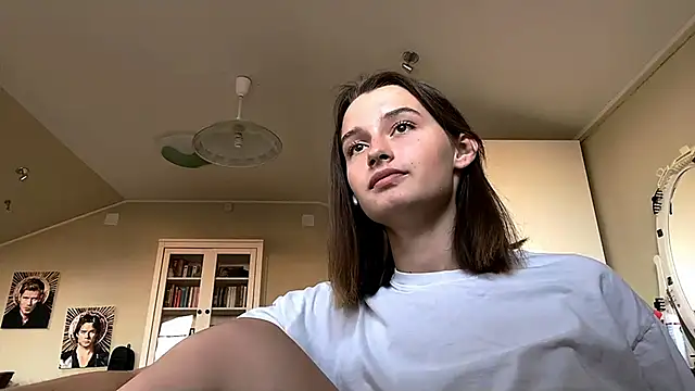 Snapshot of DarlineBrustera chatting on 09.22.25 DarlineBrustera online show from 09.22.25