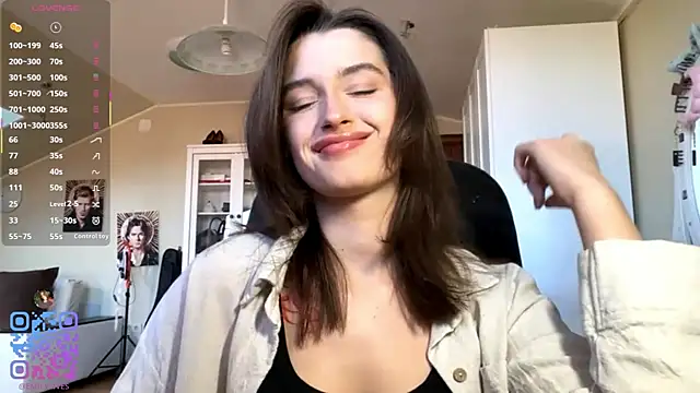 Snapshot of DarlineBrustera chatting on 05.23.26 DarlineBrustera online show from 05.23.26