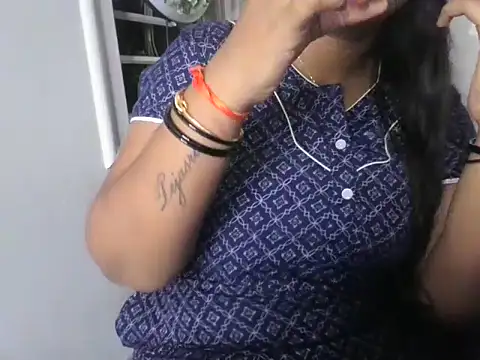 Snapshot of its_me_Rashmi chatting on 10.20.25 its me Rashmi online show from 10.20.25