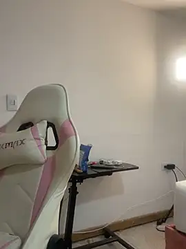 emma hot2006 online show from 12.14.25