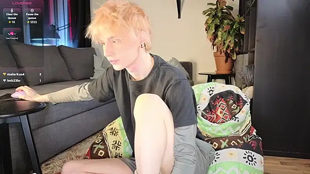 Snapshot of Your_avatar chatting on 02.22.26 Your avatar online show from 02.22.26