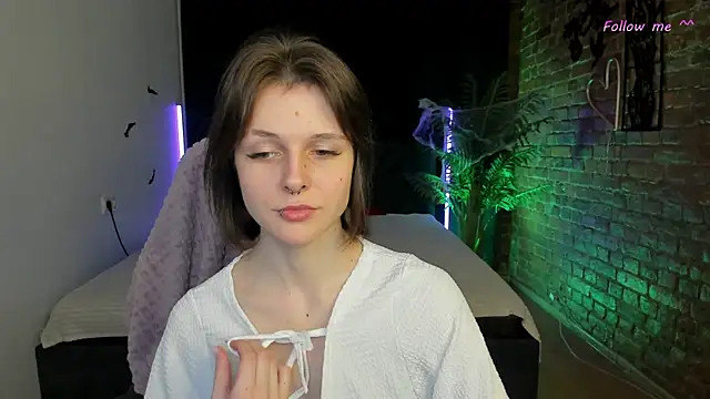 Snapshot of Shine_Vivi chatting on 11.12.25 Shine Vivi online show from 11.12.25