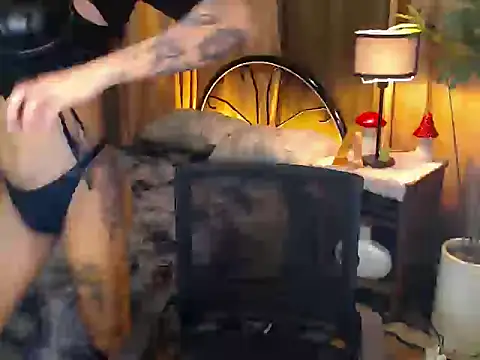 Snapshot of WILDROXIE chatting on 09.18.25 WILDROXIE online show from 09.18.25