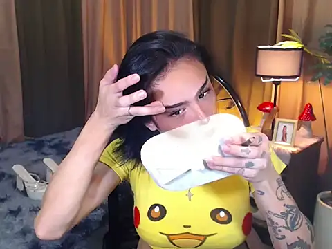 Snapshot of WILDROXIE chatting on 09.23.25 WILDROXIE online show from 09.23.25