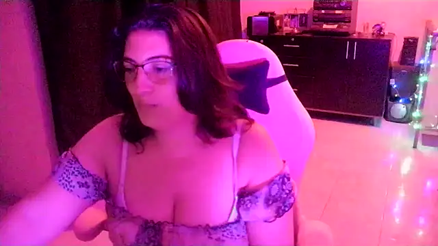 Snapshot of lina_maria99 chatting on 04.28.26 lina maria99 online show from 04.28.26
