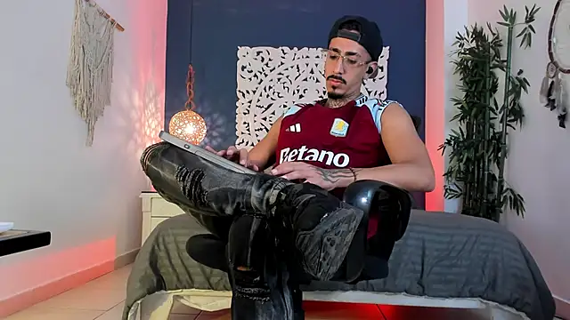 Donovan Desmond online show from 03.04.26