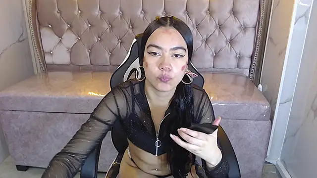 Snapshot of dania_b_ chatting on 10.17.25 dania b online show from 10.17.25