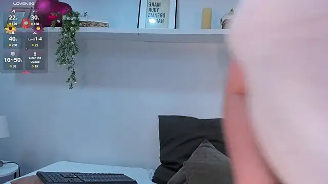 Nicolle Evanss  online show from 04.10.26