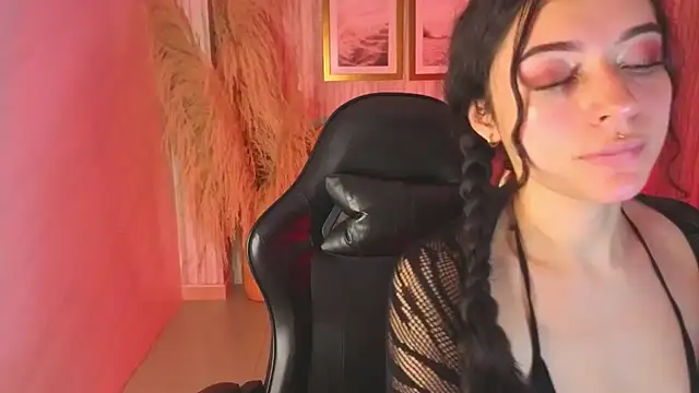 Snapshot of valkiria_ardent_s chatting on 12.19.25 valkiria ardent s online show from 12.19.25