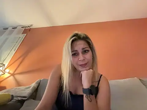 Snapshot of minettedusud chatting on 09.17.25 minettedusud online show from 09.17.25