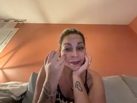 Snapshot of minettedusud chatting on 09.18.25 minettedusud online show from 09.18.25