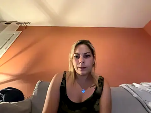 Snapshot of minettedusud chatting on 10.07.25 minettedusud online show from 10.07.25