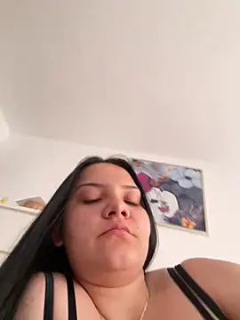 Snapshot of Selena_y chatting on 05.28.26 Selena y online show from 05.28.26