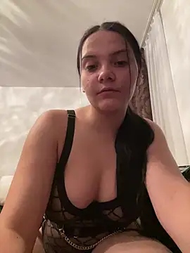 Snapshot of Selena_y chatting on 05.28.26 Selena y online show from 05.28.26