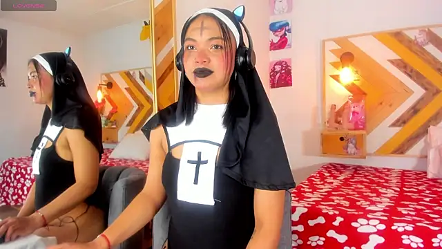 Snapshot of SoleneFontaine chatting on 10.31.25 SoleneFontaine online show from 10.31.25