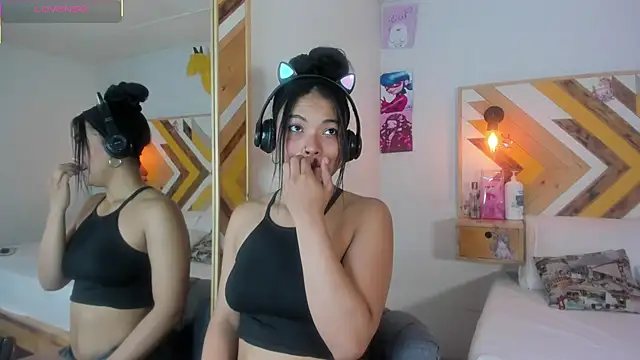 Snapshot of SoleneFontaine chatting on 11.27.25 SoleneFontaine online show from 11.27.25