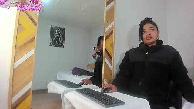 Snapshot of SoleneFontaine chatting on 12.16.25 SoleneFontaine online show from 12.16.25