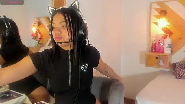 Snapshot of SoleneFontaine chatting on 12.21.25 SoleneFontaine online show from 12.21.25