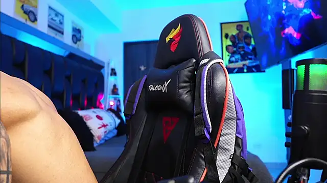 logan hugh8 online show from 02.25.26