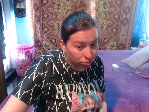Snapshot of cloequeen15 chatting on 04.21.26 cloequeen15 online show from 04.21.26
