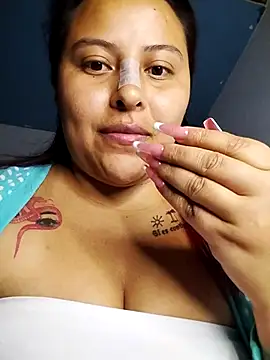 Snapshot of yelezia chatting on 10.16.25 yelezia online show from 10.16.25