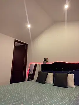 MiaAlarie online show from 10.04.25