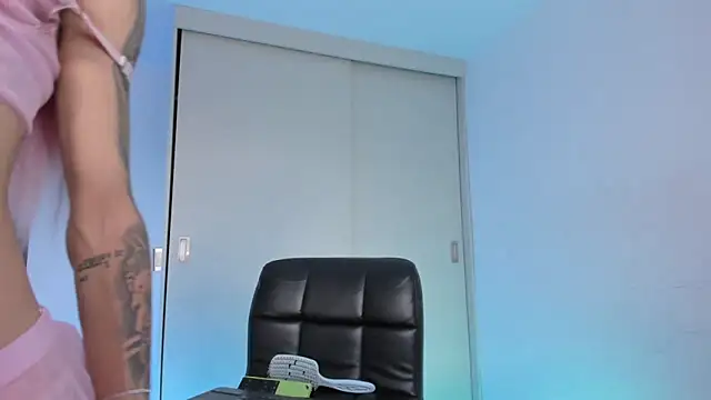 Snapshot of _Alicerosee chatting on 10.27.25 Alicerosee online show from 10.27.25