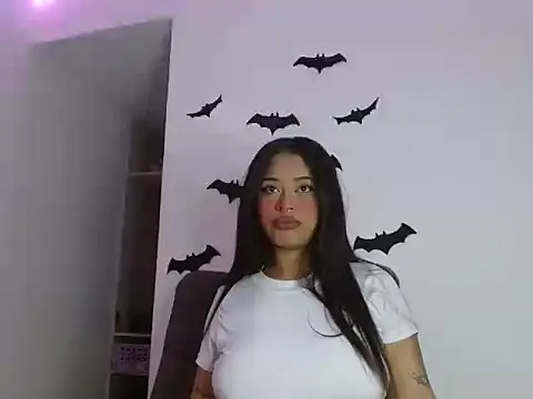 Snapshot of reina_reina chatting on 10.29.25 reina reina online show from 10.29.25