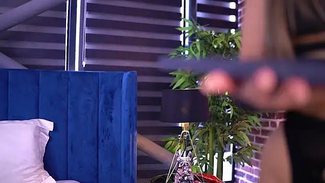 MillaSerene online show from 10.10.25