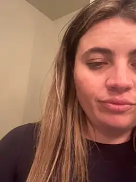 Snapshot of M1l3yD3w chatting on 10.11.25 M1l3yD3w online show from 10.11.25