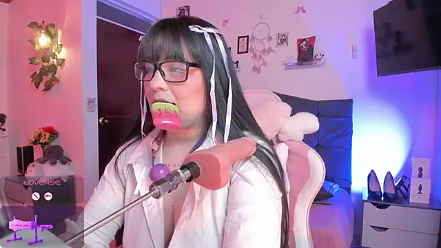 Snapshot of Fia__ chatting on 10.30.25 Fia online show from 10.30.25