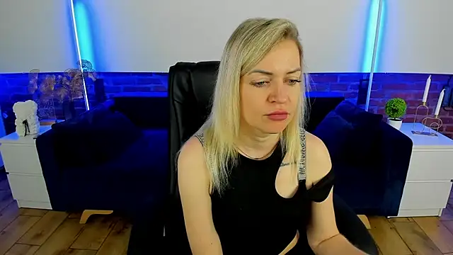 Snapshot of Anna_Snows chatting on 09.22.25 Anna Snows online show from 09.22.25
