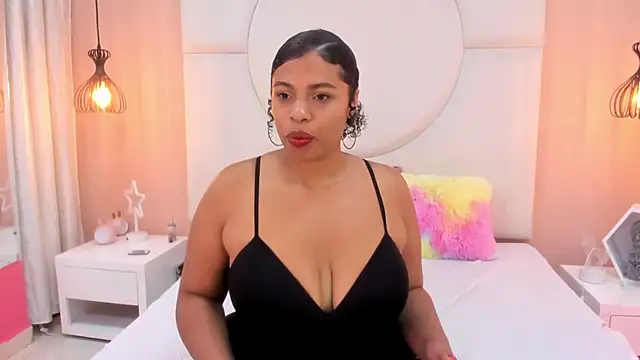 Snapshot of Laila_Cairo chatting on 11.08.25 Laila Cairo online show from 11.08.25