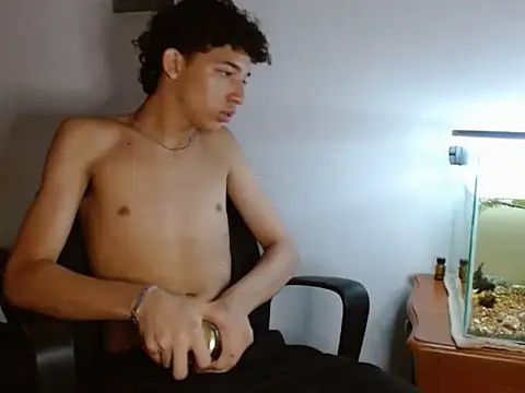 Snapshot of Xtremeplay_18 chatting on 09.25.25 Xtremeplay 18 online show from 09.25.25