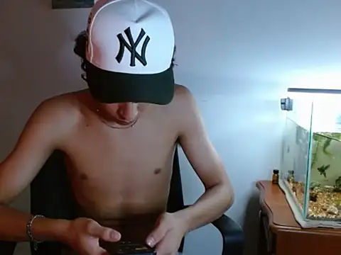 Snapshot of Xtremeplay_18 chatting on 09.26.25 Xtremeplay 18 online show from 09.26.25