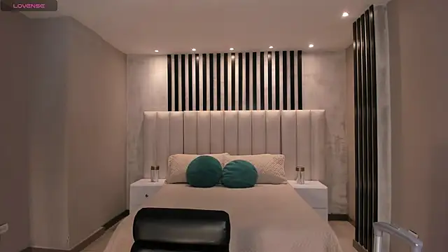 Snapshot of NataliaGaret chatting on 09.28.25 NataliaGaret online show from 09.28.25