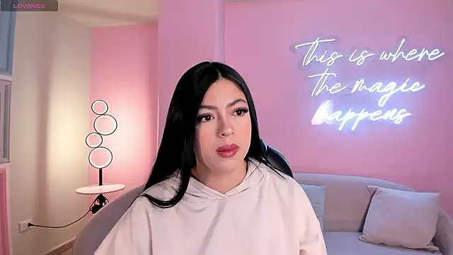 Snapshot of NataliaGaret chatting on 12.18.25 NataliaGaret online show from 12.18.25