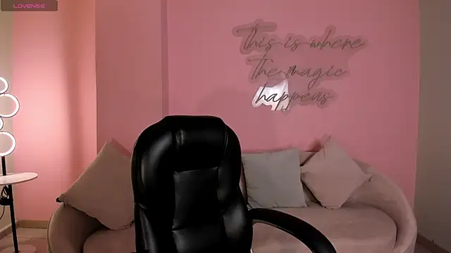 Snapshot of NataliaGaret chatting on 12.20.25 NataliaGaret online show from 12.20.25