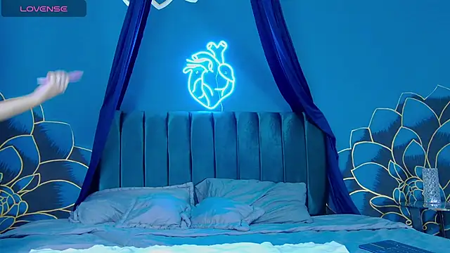 Maylu Fox online show from 10.12.25