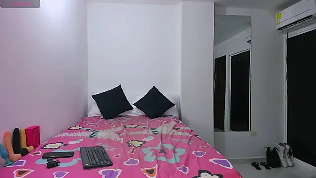 Snapshot of zou_quira chatting on 12.03.25 zou quira online show from 12.03.25