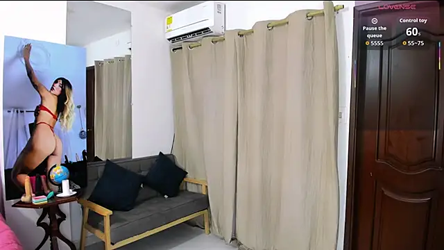 Snapshot of zou_quira chatting on 02.19.26 zou quira online show from 02.19.26