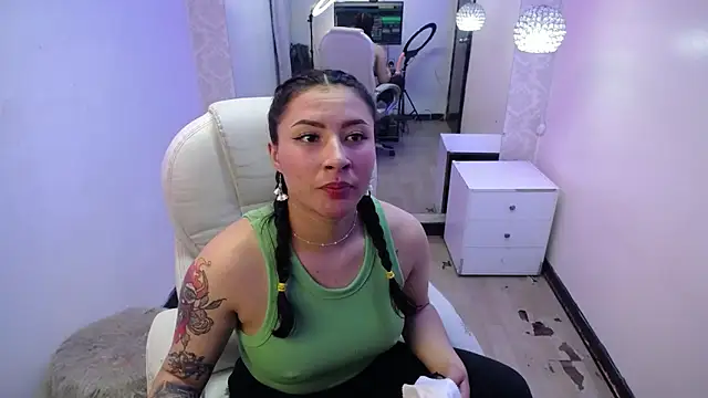 Snapshot of nicolee_8 chatting on 09.18.25 nicolee 8 online show from 09.18.25