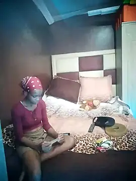 Snapshot of TinnyVsGiant chatting on 09.18.25 TinnyVsGiant online show from 09.18.25