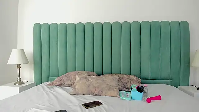 EmilyHanks  online show from 11.18.25